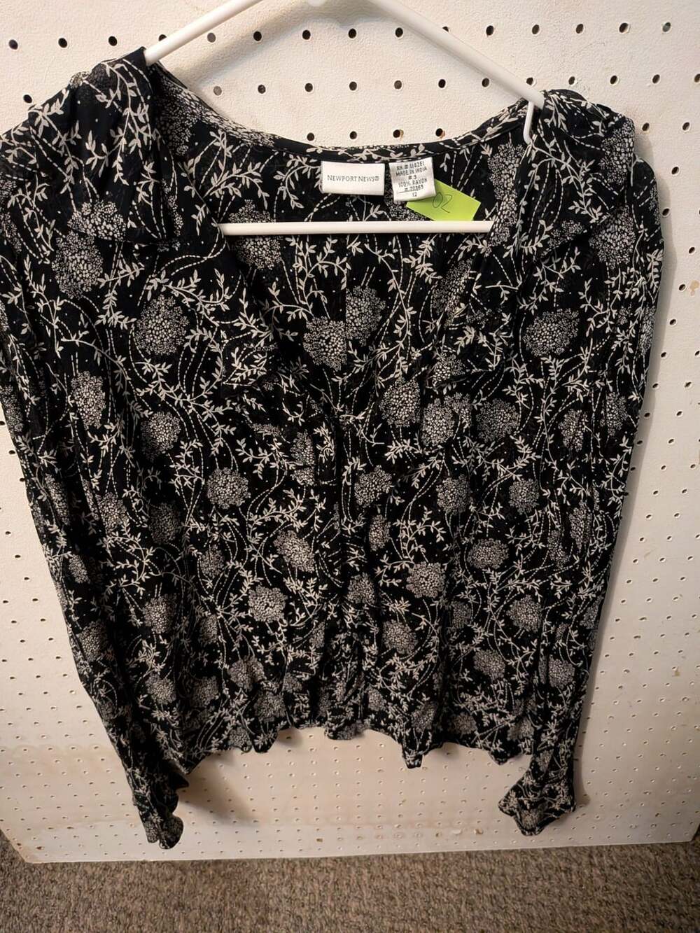 Newport News Women's Black and White Floral Long Sleeve Ruffle Trim Blouse Size